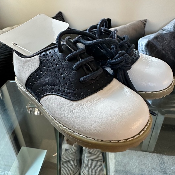 Toddler shoes size 7 - Picture 2 of 3